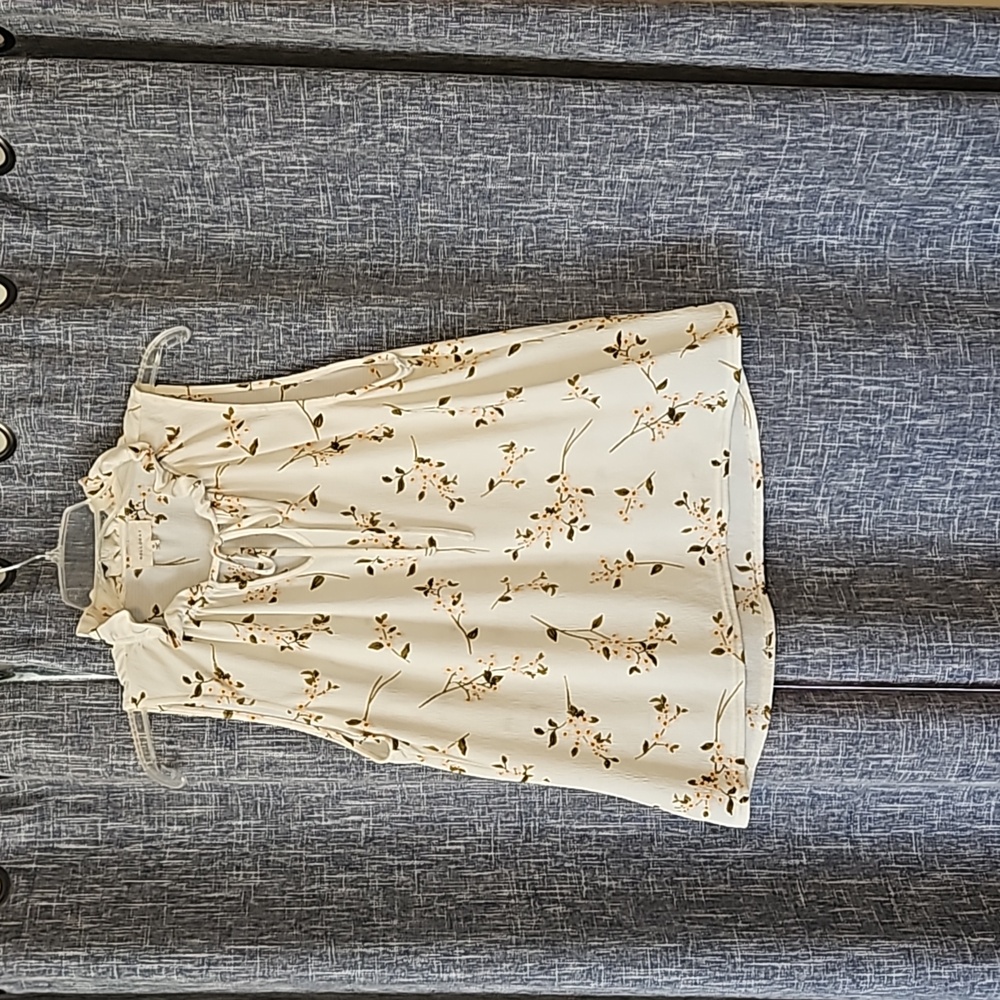 Cream sleeveless flowy blouse